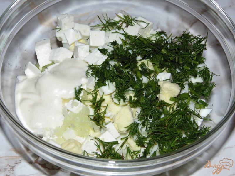 Фото приготовление рецепта: Салат со свежими огурцами, яйцами и адыгейским сыром шаг №4