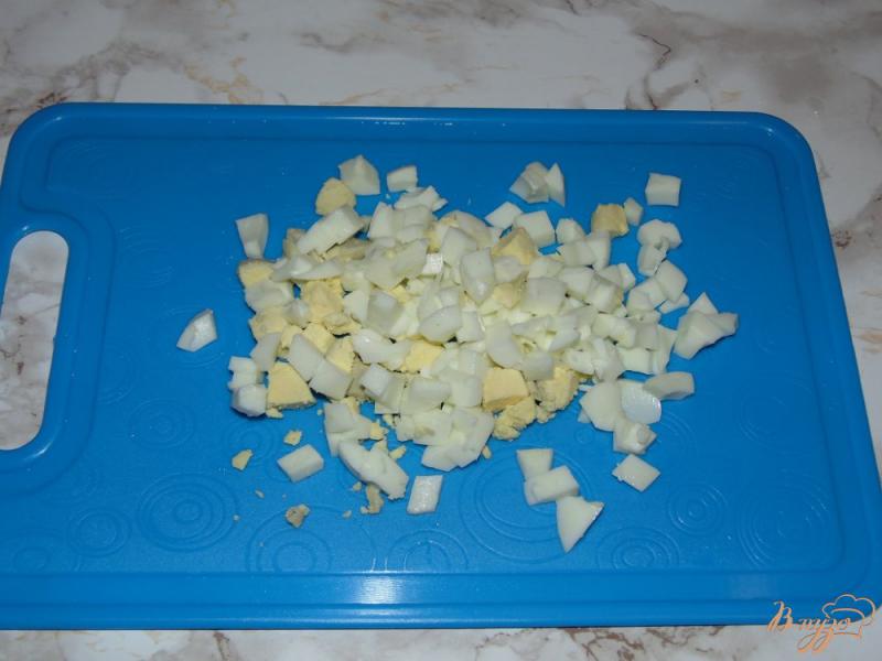 Фото приготовление рецепта: Салат со свежими огурцами, яйцами и адыгейским сыром шаг №3