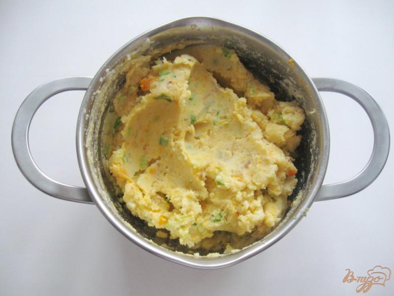 Фото приготовление рецепта: Вареники с картофелем, тыквой и зеленым луком шаг №7