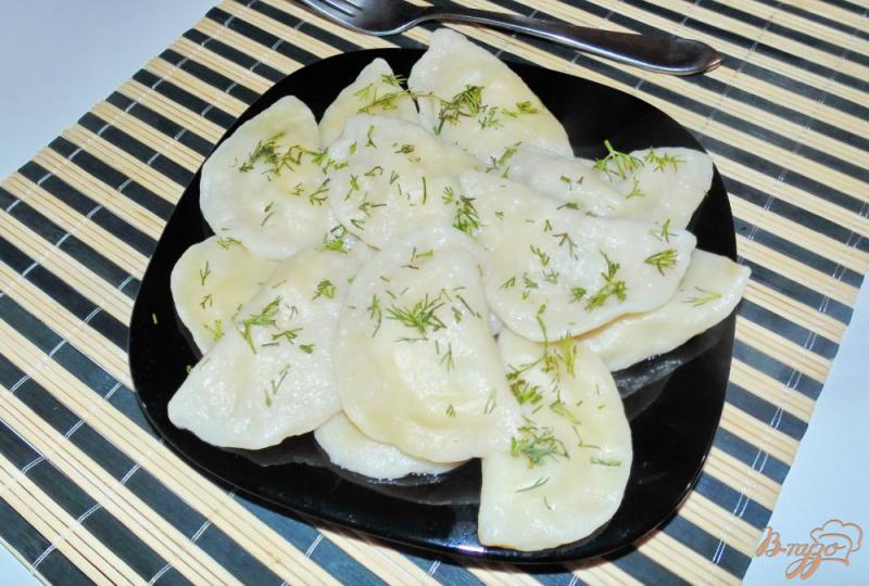 Фото приготовление рецепта: Вареники с картофелем, тыквой и зеленым луком шаг №11