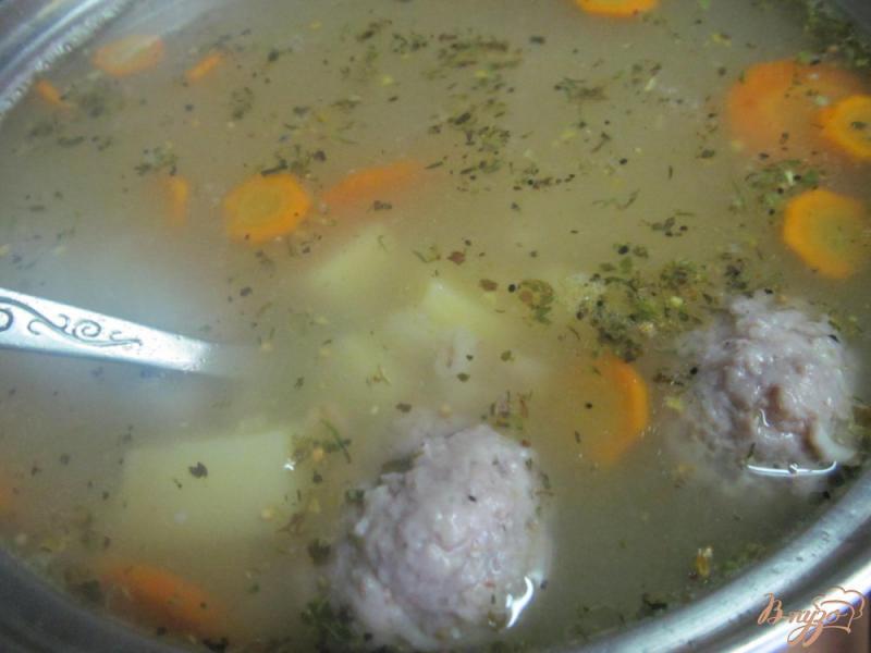 Фото приготовление рецепта: Перловый суп с фрикадельками шаг №7