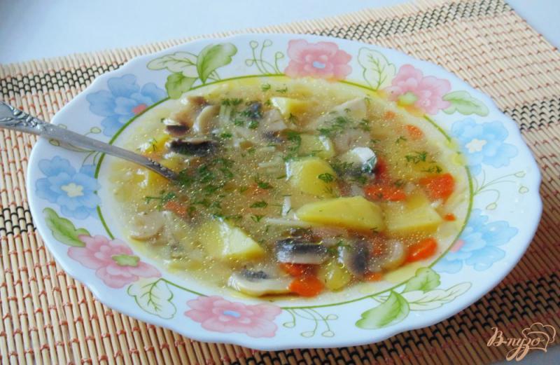 Фото приготовление рецепта: Куриный суп с шампиньонами и вермишелью шаг №6