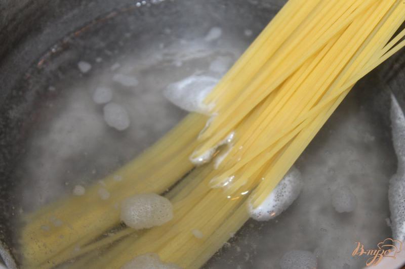 Фото приготовление рецепта: Спагетти с брынзой шаг №1