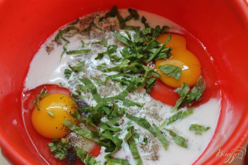 Фото приготовление рецепта: Шпинатный омлет с плавленным сыром шаг №2