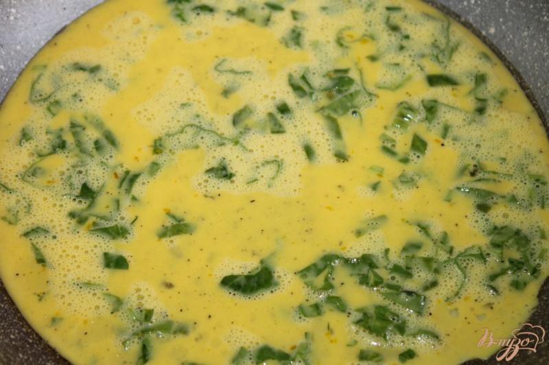 Фото приготовление рецепта: Шпинатный омлет с плавленным сыром шаг №3