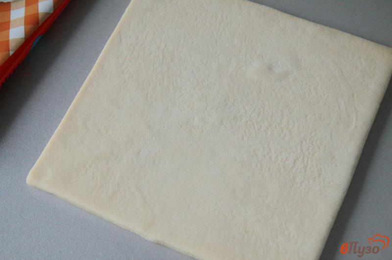 Фото приготовление рецепта: Косичка из слоеного теста с луком и яйцом шаг №4