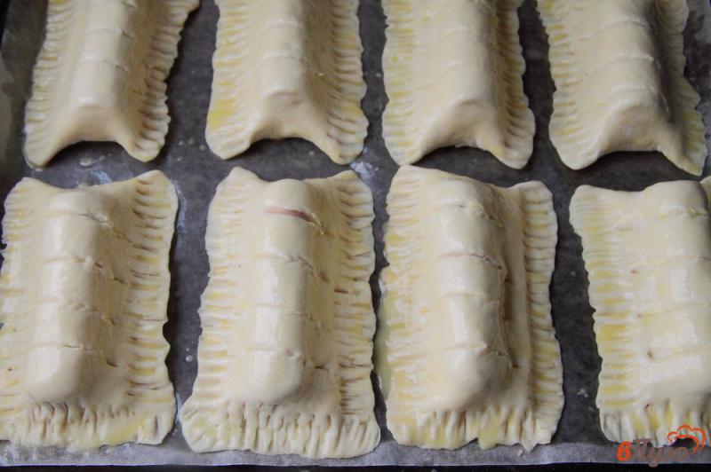 Фото приготовление рецепта: Сосиски в слоеном тесте с сыром и соусом шаг №7