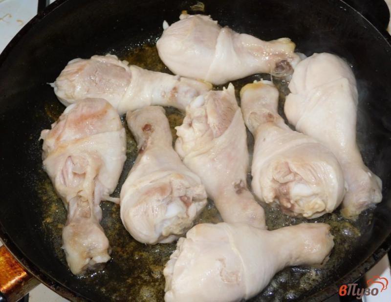 Фото приготовление рецепта: Куриные голени, тушеные с луком шаг №1