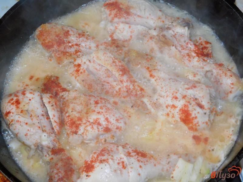 Фото приготовление рецепта: Куриные голени, тушеные с луком шаг №3