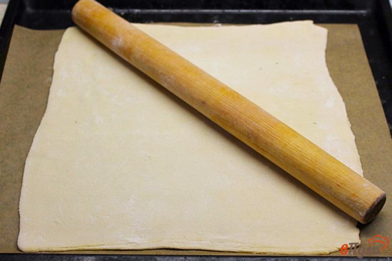 Фото приготовление рецепта: Открытый слоеный пирог с овечьей брынзой, яйцом и зеленью шаг №6