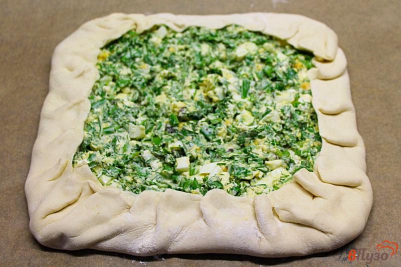Фото приготовление рецепта: Открытый слоеный пирог с овечьей брынзой, яйцом и зеленью шаг №8