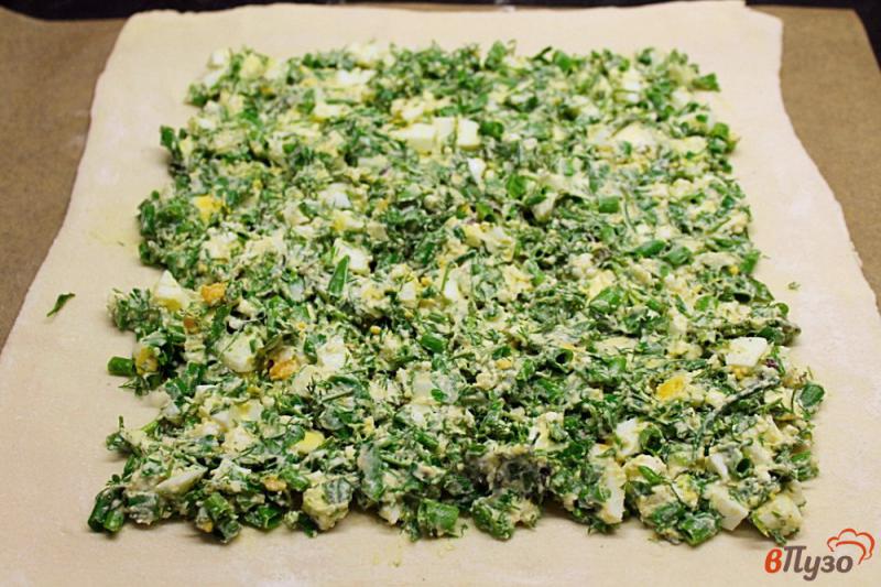 Фото приготовление рецепта: Открытый слоеный пирог с овечьей брынзой, яйцом и зеленью шаг №7