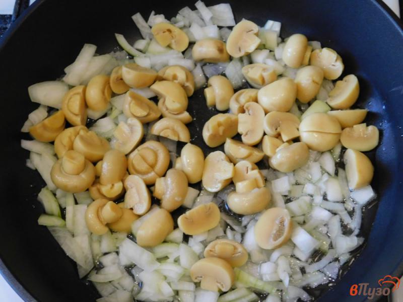 Фото приготовление рецепта: Отбивные с грибами на сковороде шаг №3