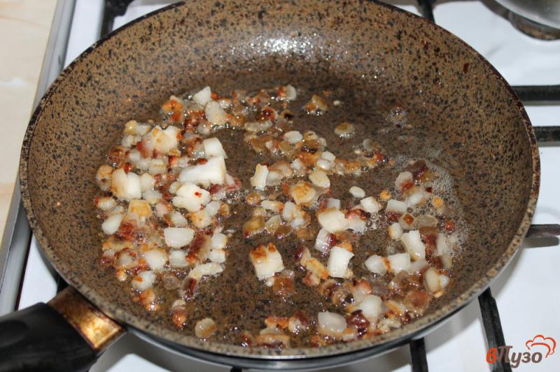 Фото приготовление рецепта: Картофель жареный на копченом сале с луком и чесноком шаг №3