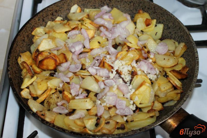 Фото приготовление рецепта: Картофель жареный на копченом сале с луком и чесноком шаг №6