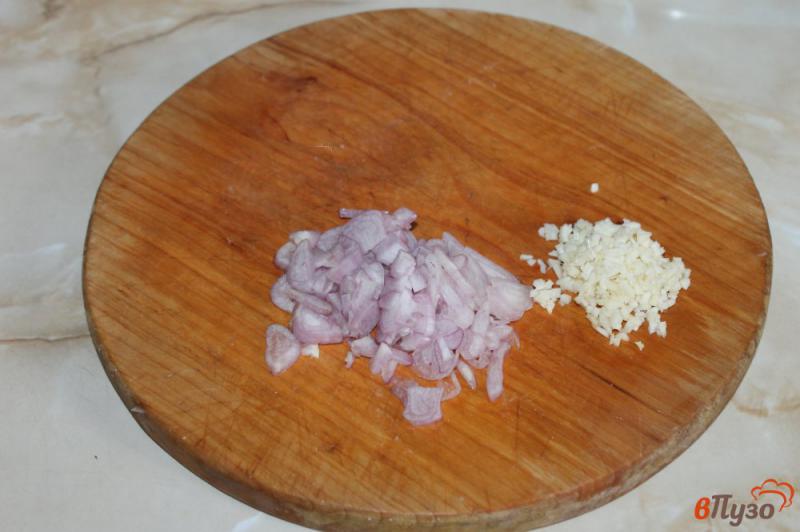 Фото приготовление рецепта: Картофель жареный на копченом сале с луком и чесноком шаг №5
