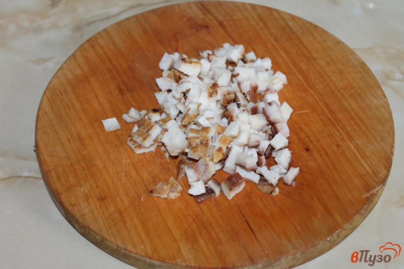 Фото приготовление рецепта: Картофель жареный на копченом сале с луком и чесноком шаг №2