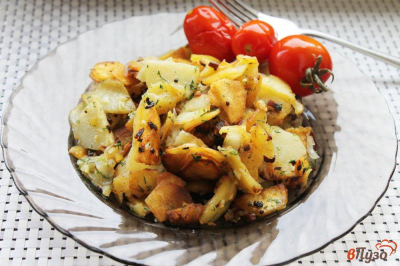 Фото приготовление рецепта: Картофель жареный на копченом сале с луком и чесноком шаг №7