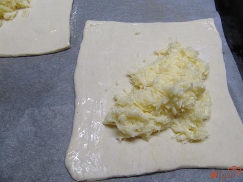 Фото приготовление рецепта: Быстрые хачапури из слоеного теста с сулугуни шаг №4