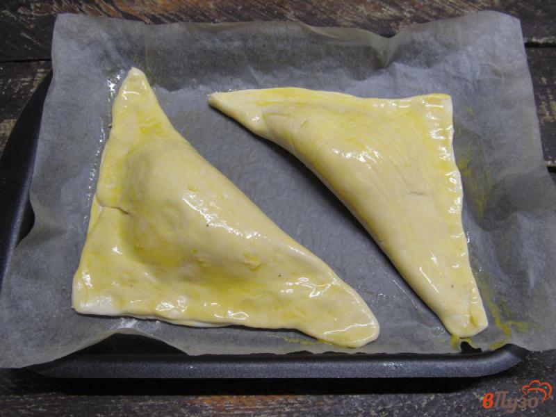 Фото приготовление рецепта: Быстрые хачапури из слоеного теста с сулугуни шаг №5