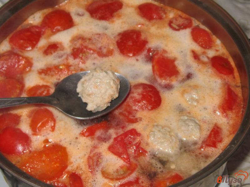 Фото приготовление рецепта: Суп летний с фрикадельками и помидорами шаг №3