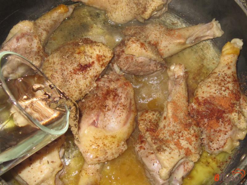 Фото приготовление рецепта: Пряные утиные ножки жареные на сковороде шаг №4