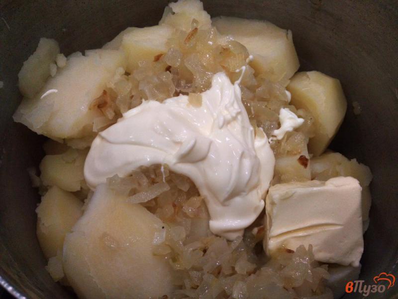 Фото приготовление рецепта: Картофельное пюре с майонезом и луком шаг №7