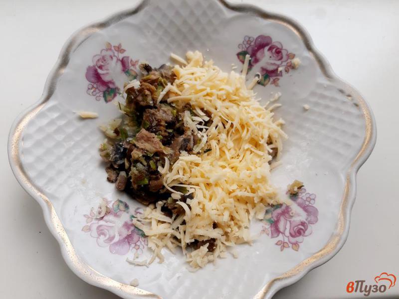 Фото приготовление рецепта: Равиоли с грибами и сыром шаг №4
