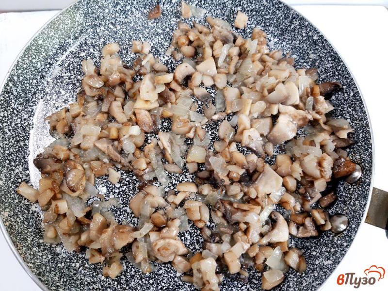 Фото приготовление рецепта: Равиоли с грибами и сыром шаг №3