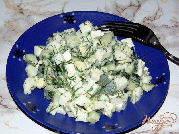 фото рецепта: Салат со свежими огурцами, яйцами и адыгейским сыром