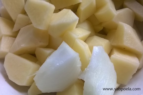 Картофель, лук и чеснок почистите, нарежьте на небольшие кусочки. Одновременно перебейте блендером до однородной массы. 
Или натрите на терке. Первым натирается лук, затем к нему добавляется натертый картофель, так картофель не потемнеет.