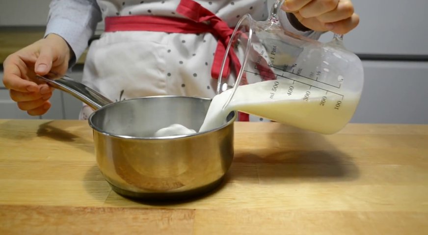 Торт эстерхази: Пока коржи остывают, готовим крем. Молоко наливаем в сотейник, и хорошо нагреваем.