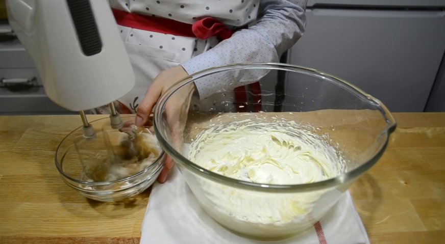 Торт эстерхази: В отдельной миске взбиваем варёное сгущённое молоко до однородности.