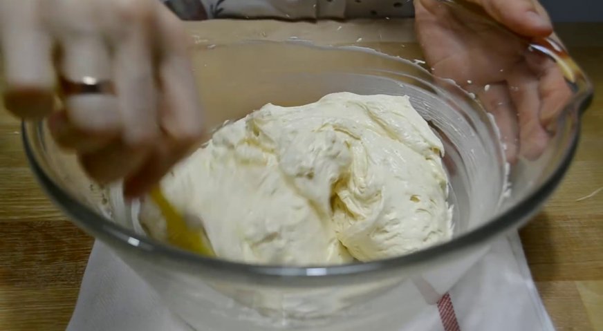 Торт эстерхази: Крем должен получиться нежным и воздушным. Можем приступать к сборке торта.