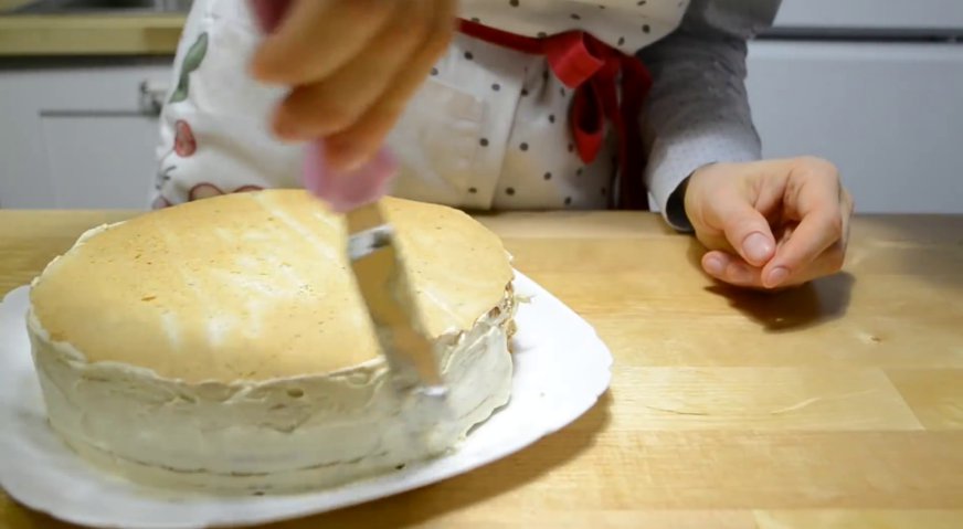 Торт эстерхази: Бока торта смазываем кремом.