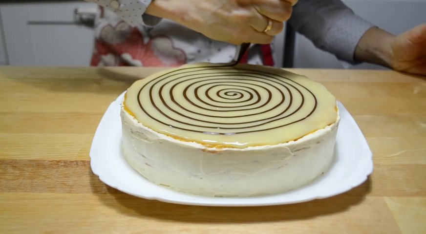 Торт эстерхази: Тёмным шоколадом рисуем на поверхности глазури спираль.