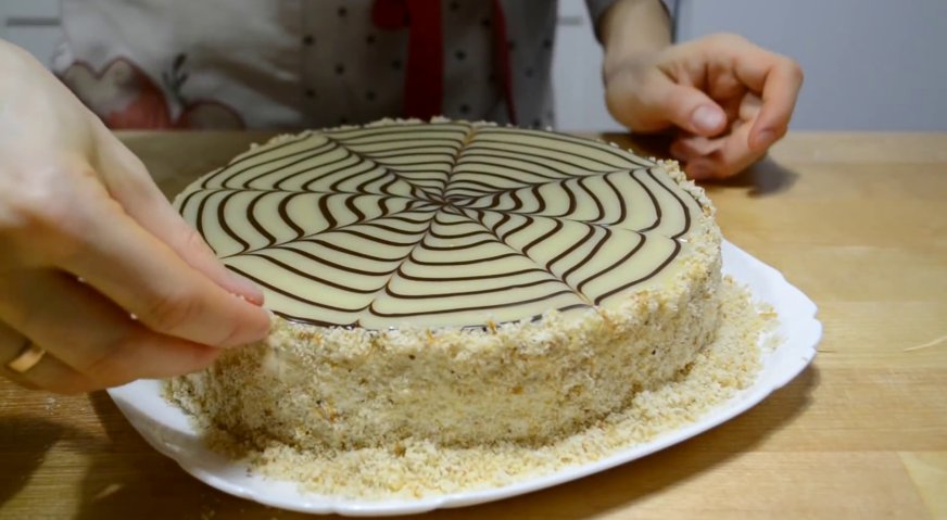 Торт эстерхази: Бока торта присыпаем ореховой крошкой.