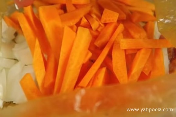 Туда же добавьте лук нарезанный небольшим кубиком, чеснок слайсами и морковь брусочками.