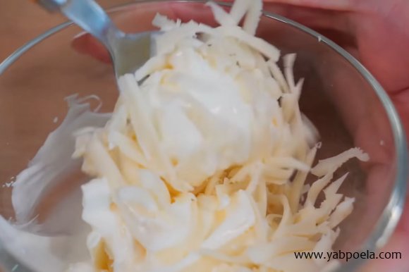 Сметану или густой йогурт смешайте с натертым твердым сыром.