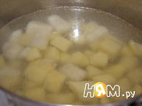 Приготовление крем-супа с семгой и креветками: шаг 3
