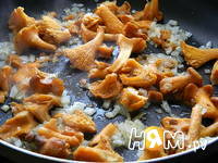 Приготовление сырного супа с грибами и беконом: шаг 2