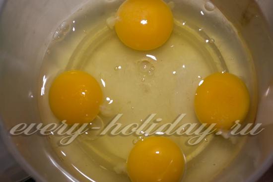В миску разбиваем яйца