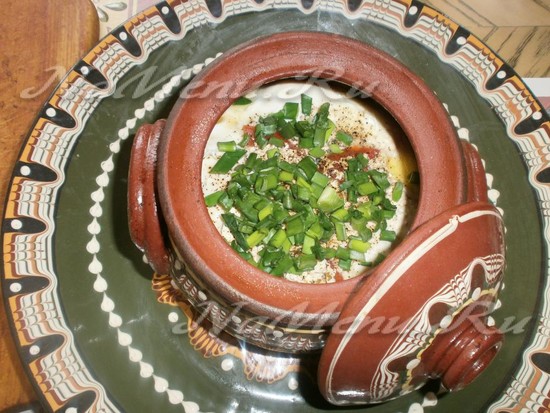 Яичница запеченная с овощами в горшочке «Болгарское лето»