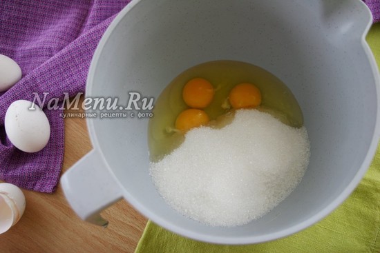 соединить сахар и яйца