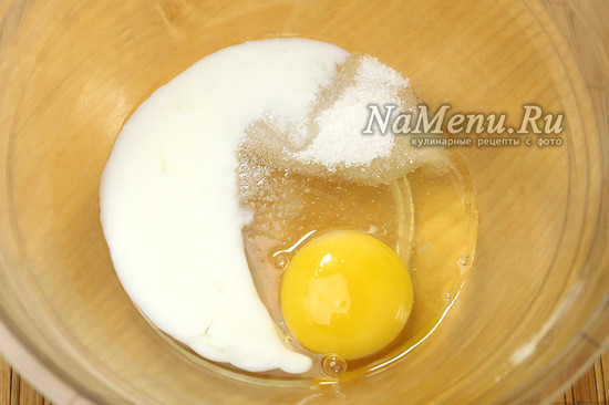 смешиваем яйцо, сахар, соль, молоко