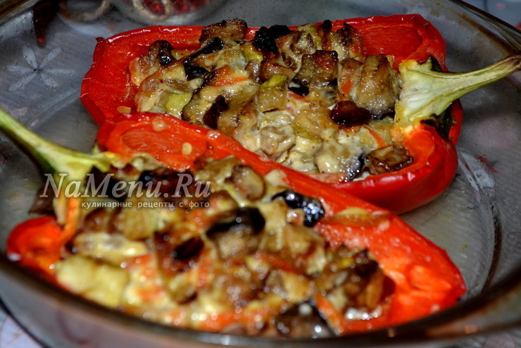 Перец фаршированный грибами и овощами в духовке