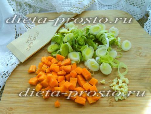 Нарезать лук, морковь и чеснок