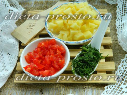 Нарезать картофель и помидоры