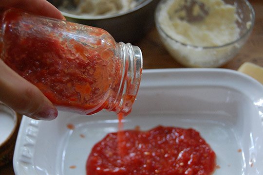 томатный соус вылить в форму