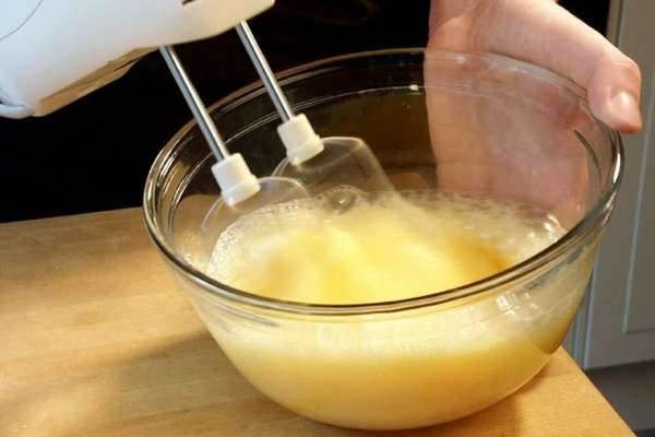 Шарлотка с бананами в духовке: простой рецепт с фото пошагово